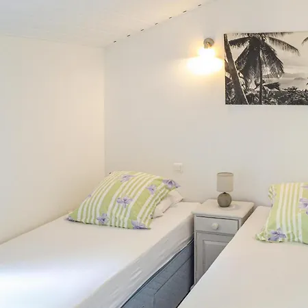 2 Bedroom Amazing In Holiday home *